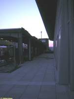 Abenddmmerung hinter dem Bahnhof Rsselsheim am 31.10.2005,  das neue Bahnsteigpflaster hat vom neuen Bahnhofsgebude  aus am rechten Bildrand das alte Bahnsteigdach erreicht,  im Hintergrund das