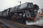 Erinnerungen an die Dampflokhochburg Saalfeld: Im August 1977 verlässt die 01 0520-5 den Bahnhof Saalfeld mit einem Personenzug nach Jena.