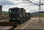 Zahlreiche LKW der Bundeswehr bahnen sich auf Flachwagen mit der Bezeichnung  Laadks  ihren Weg durch Gleis 4 des Bahnhofs Saalfeld(Saale) Richtung Probstzella.