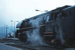 Die 01 0533 (Öl) der DR wartet mit dem P4004 nach Leipzig auf die Abfahrt. Ich erinnere mich, daß eine freundliche Schaffnerin zu den Lokführern sagte:  Wir haben einen Fotografen .
Bei den Eisenbahnern, die am 21. Mai 1977 in Saalfeld Dienst taten, möchte ich mich auf diese Weise bedanken, daß sie einen 19-jährigen  Wessi  freundlich toleriert haben.
Saalfeld (Saale) Hbf, 21. Mai 1977