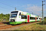 650 412-9 (VT 012) und ein weiterer Stadler Regio-Shuttle RS 1 verlassen den Bahnhof Saalfeld(Saale) beim Bahnübergang Kulmstraße.