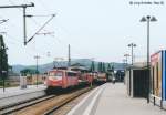 Im September 2000 standen 110 226 mit einem Lokzug und ihre ehemalige „Reichsbahn-Kollegin“ 143 679 mit einem Doppelstockzug in Saalfeld am Bahnsteig.