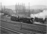 01 522 rangiert in Saalfeld an ihren Zug, 1979