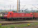 185 054-4 steht am 29. Mai 2013 mit einem Containerzug im Bahnhof Saalfeld (Saale).