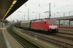 186 337-2 zieht am 28.12.2011 einen Schiebewandwagenzug durch Saarbrcken Hbf