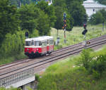 Eine Garnitur des historischen MAN-Schienenbus der SAB erreicht als RB 22174 aus Münsingen kommend den Bahnhof Schelklingen.