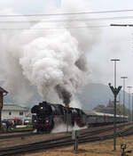 001 1519-6 und 001 180-9 machen sich mit deutlicher Verspätung mit ihrem Sonderzug auf den Weiterweg vom Bahnhof Schelklingen über Sigmaringen und Tuttlingen an den Bodensee.