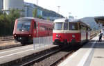 Am Vormittag des 11.09.2016 steht der MAN-Schienenbus VT8 der SAB mit Beiwagen auf Gleis 1 zur Abfahrt in Richtung Münsingen bereit, während auf Gleis 2 soeben ein ziemlich angeschmutzter