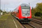 Nachschuss auf DABpbzfa mit Zuglok 146 018 der Elbe-Saale-Bahn (DB Regio Südost) als verspäteter RE 16312 (RE30) von Naumburg(Saale)Hbf nach Magdeburg Hbf, der den Bahnhof Schönebeck(Elbe) auf Gleis 4 verlässt. [7.10.2017 | 10:16 Uhr]