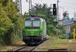 Die ehemalige Flixtrain-Lok 193 231-8 (Siemens Vectron) ruht sich auf Gleis 1 des Bahnhofs Schönebeck(Elbe) aus.