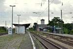 Blick über wie verwitterten Bahnsteige in Schönebeck.