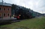 99 731 steht am Abend des 04.10.09 mit einen Personenwagen am Bahnsteig in Schnheide Sd.