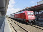 Ausfahrt EC 2212   Rügen  mit Schublok 101 026-3 aus  Schwerin Hbf.