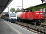 Im Bahnhof von Schwerin HBF berholt eine bergabe mit einer V 60 aus Hagenow Stadt den Lint 704 der OLA Schwerin am 15.06.2007