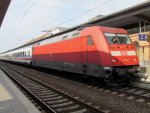 101 056 0 mit einem IC in Richtung Hamburg am 16.04.2011 im Bahnhof von Schwerin HBF