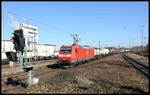 DB 185153-4 erreicht hier am 2.3.2022 um 10.57 Uhr mit einem gemischten Güterzug auf der Fahrt in Richtung Hagen in Westfalen den Bahnhof Schwerte an der Ruhr.