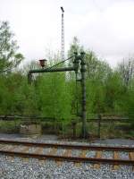 Der alte Wasserkran an Gleis 2, am 18.04.2009 im Bahnhof Sebnitz (Sachs).