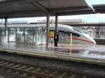 Bahnhof Siegburg/Bonn: Auf Gleis 3 steht der leicht versptete ICE 104 nach Amsterdam Centraal am 02.