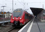 442 759 DB fährt als RE9 steht im Bahnhof von Siegen und steht bereit zur Abfahrt nach Aachen-Hbf. 
Das ist der RE9 von Siegen-Hbf nach Aachen-Hbf.
Aufgenommen vom Bahnsteig 55 von Siegen.
Bei leichtem Schneefall am Kalten Mittag vom 10.2.2018.