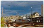 
Blick auf den Hauptbahnhof Siegen am 09.11.2013, bei besonderem Licht: 
Links der abgestellter 3-teilige Stadler FLIRT 427 041 / 427 541 der HLB (Hessischen Landesbahn), rechts am Gleis 4 steht der 3-teilige Stadler FLIRT  ET 23 004 der Abellio Rail NRW als RE 16  Ruhr-Sieg-Express  (Siegen-Hagen-Essen) zur Abfahrt bereit.
