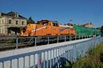 261 302-4 der northrail am Zugende der von 261 300-8 von Mengen bis Sigmaringen gezogenen Wagen der Gattung Talns. Da der Zug nach Haigerloch-Stetten auf Grund einer baubedingten Streckensperrung zwischen Sigmaringendorf und Hanfertal nicht planmäßig, ohne Fahrtrichtungswechsel, durch das Laucherttal fahren konnte, musste über Sigmaringen gefahren werden, was einen Fahrtrichtungswechsel erforderte. Sigmaringen, 11.08.2022