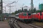 Einfahrt am Morgen des 20.09.2017 von Re 4/4 11132 mit einem IC (Zürich HB - Stuttgart Hbf) in den Bahnhof von Singen (Hohentwiel), wo sie ihren Zug an die 101 072-7 übergeben wird.