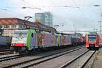 Einfahrt am 20.09.2017 von Re 486 506 zusammen mit Re 486 503 und einem Containerzug in den Bahnhof von Singen (Hohentwiel), als am Stumpfgleis nebenan der 426 010-5 auf seinen nächsten Einsatz wartete.