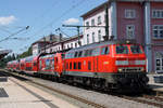 Bahnhofimpressionen vom Bahnhof Singen-Hohentwiel verewigt am 1. August 2019.
Oldtimer Diesellokomotiven in Singen.
Eher seltene Betrachtung. RE mit Vorspann 218 401-1 nach der Ankunft. Der RE wurde mit der 146 229-0 geführt.
Foto: Walter Ruetsch