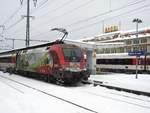 Winterimpressionen aus dem Bahnhof Singen (Hohentwiel)  ÖBB 1116 159-5 mit einem SBB Zug am 17.01.2021 kurz vor der Ausfahrt nach Stuttgart.