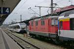 Re 4/4 II 11153 zieht mit geringer Geschwindigkeit die Wagen des IC 487, Singen (Hohentwiel) - Zürich, zur Bereitstellung an den Bahnsteig, der noch teilweise von einer Regionalbahn nach