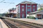 SINGEN/Hohentwiel (Landkreis Konstanz), 06.09.2010, Bahnhofsgebäude mit Hausbahnsteig