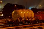 Des Nachts steht im Güterbahnhof Singen(Htw) ein Schüttgutwagen Typ Uacs der VTG AG ,Hamburg abgestellt.Bild vom 25.5.2015