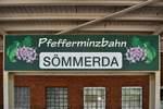 In Sömmerda verläuft unten rum die Pfefferminzbahn Straußfurt - Großheringen. Am Hausbahnsteig wurde das Stationsschild passend zur Strecke verziert und fällt schnell ins Auge. 

Sömmerda 09.08.2018