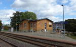 Das Bahnhofsgebude am 28.09.2019 in Stafurt.