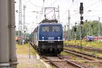 110 043-6 PRESS (110 511-3) mit der Wagenlok 140 810-3 und einem Autotransportzug in Stendal und fuhr weiter in Richtung Magdeburg.