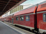 Der 25-04 023-1 DBuza 747.5 war am 07.08.17 in einem RE3 Ersatzzug eingereiht, hier im Bahnhof Stralsund Hbf