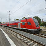 Die von 143 193-1 geschobene Doppelstockeinheit macht sich auf den Weg nach Greifswald.