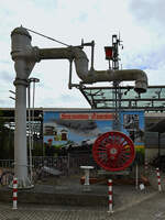 Die  Historische Ecke  am Hauptbahnhof Stralsund mit Wasserkran, Treibradsatz und mechanischem Signal.