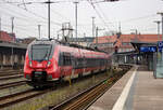 Abgestellter Triebwagen der BR 442 in Stralsund und im Bahnsteiggleis sind die nächsten Bauarbeiten zu erkennen.