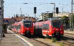 Verstärkerzüge an den Juni-Wochenenden 2023 | Stralsund Hbf | links Bereitstellung RE 33595 mit 442 007 / 442 507 und 442 008 / 442 508 / rechts ausfahrend RE 33593 mit 442 821 und 442 635 |