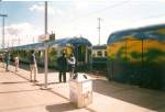 Im Sommer 1998 konnte man in Stralsund die Trennung und Vereinigung der Wagen vom Urlaubsexpress nach Wolgast Hafen und nach Rgen miterleben.Auf dem Bild ist die Vereinigung des Zugteils aus Wolgast Hafen(links) mit dem bereits schon eingetroffenden Zugteils aus Rgen in Stralsund.