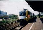 Die ES64U2 005 mit einem Schwedenzug im Sommer 2005 auf dem Bahnhof Stralsund Rgendamm wartet auf Weiterfahrt Richtung Fhrhafen Mukran.Der Zug mute eine Kreuzung und eine berholung durch eine