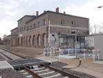 Auch das Bahnhofsgebäude von Strasburg(Strecke Pasewalk-Neubrandenburg)hat schon bessere Zeiten erlebt.Aufnahme vom 13.April 2018.