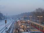 Das ist dann der S Bahnsteig,die S Bahn die hier endet steht schon,die aus Strausberg Nord ist auch gleich da.Und es war bitterkalt und zugeschneit,man sieht es...