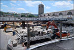 Über der S-Bahn wird abgebrochen - 

Von 1972 bis 1978 entstand unter dem Stuttgarter Hauptbahnhof die S-Bahnstation. Über dem tiefliegenden S-Bahnanlagen und unter den dortigen Kopfbahnsteigen wurde der Raum für eine Tiefgarage und den Zugängen vom Kopfbahnsteig zum S-Bahnhof genutzt. Dieser Bauwerksteil liegt jetzt dem neuen Tiefbahnhof im Weg und muss abgerissen werden. Diese Arbeiten sind momentan im Gange.

05.07.2017 (M)