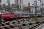 Einfahrt am 06.11.2015 von 111 176-4 mit einem  n-Wagen -Leerzug aus dem BW Stuttgart Rosenstein in den Stuttgart Hauptbahnhof.