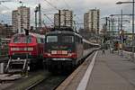 Nachschuss am 06.11.2015 auf 115 509-2  80 Jahre Auto im Zug , welche an 218 812-6 (ex. 218 188-1) vorbei, ihren Gäubahn-IC ins BW Rosenstein aus dem Hauptbahnhof von Stuttgart schob.