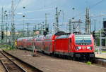 Durch das Mastenwirrwarr im Gleisvorfeld des Stuttgarter Hauptbahnhofes schiebt 147 013 am 10.07.2017 einen RE hinaus