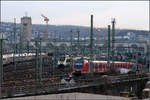 Hinaus und hinunter -    Während der Talent 2 den Stuttgarter Hauptbahnhof verlässt, fährt der S-Bahnzug der Baureihe 430 hinunter in seine Tunnelstation.