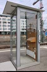 Blick auf ein interessantes Häuschen zum Aufenthalt für Zugbegleiter und zur Zugabfertigung in Stuttgart Hbf auf Bahnsteig 5/6.